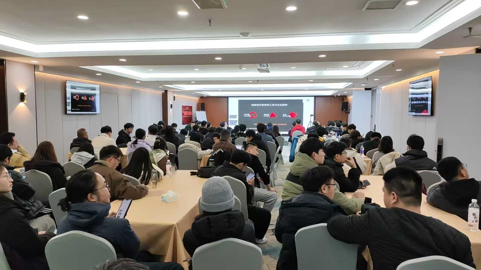 主持郑州 AI 切磋大会 DeepSeek 专场配图 3
